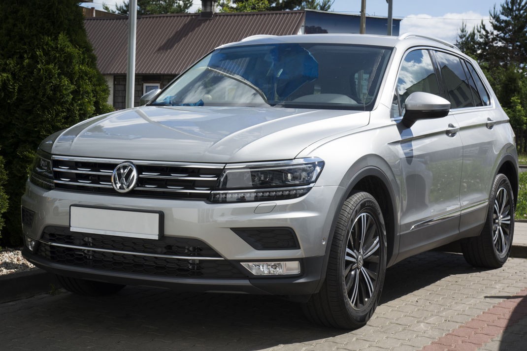 Накладка на бампер Volkswagen Tiguan II (чорна сталь+carbon)