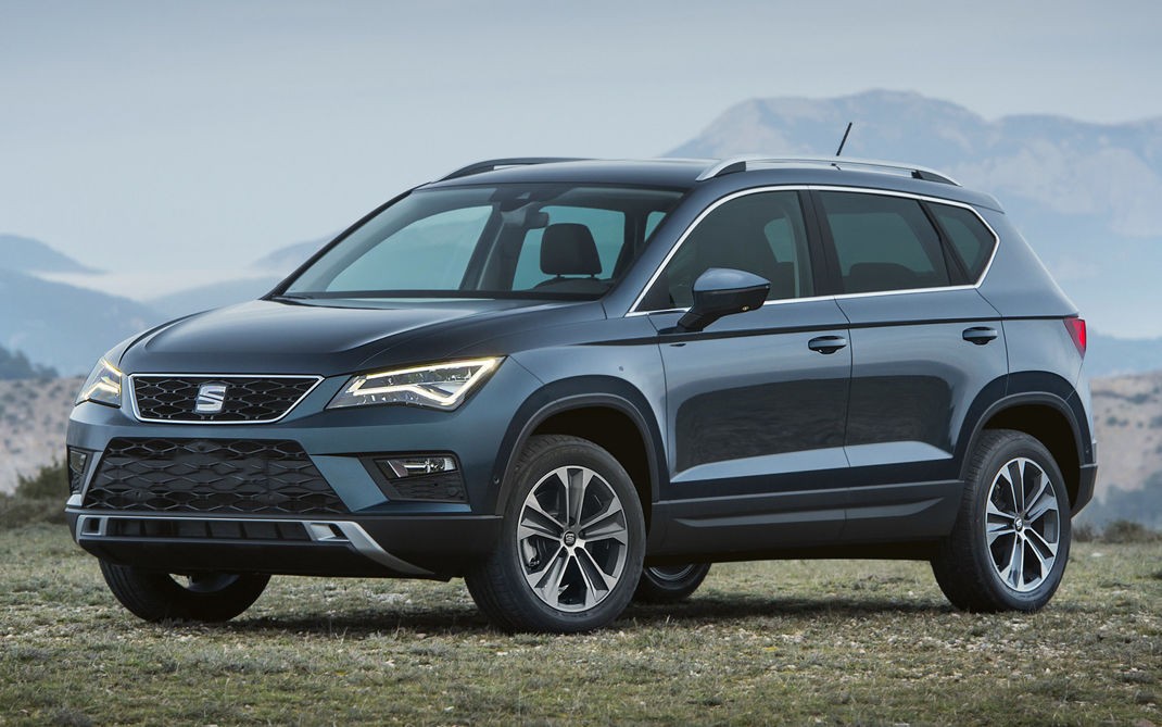 Захисна накладка на бампер із загином та ребрами Seat Ateca (чорна)