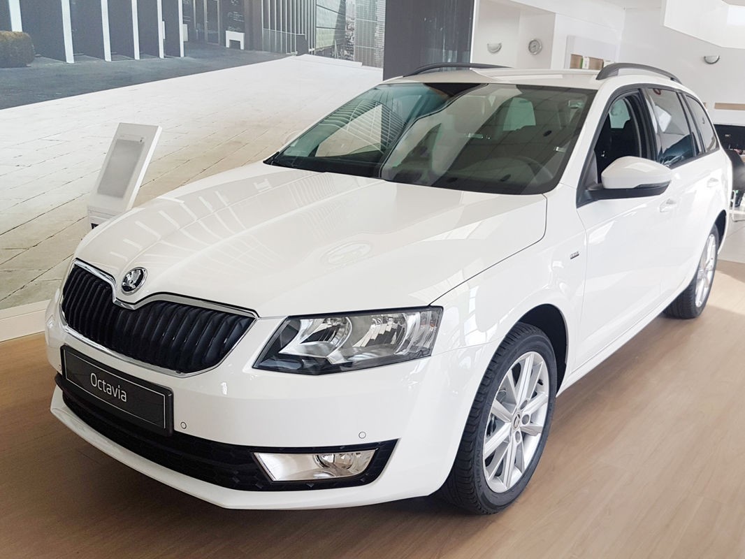 Накладка на бампер із загином та ребрами Skoda Octavia III Kombi чорна (графіт)