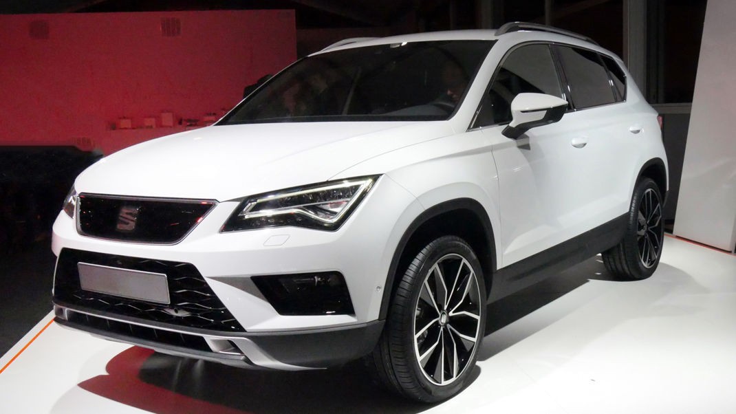 Захисна накладка на бампер із загином та ребрами Seat Ateca