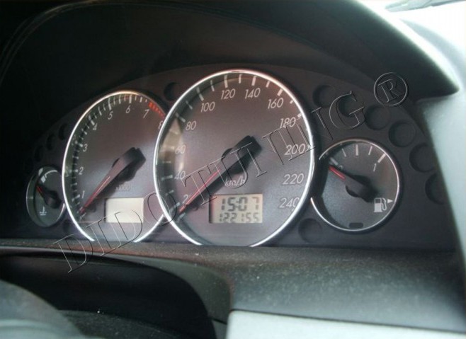 Хромовані кільця у щиток приладів Ford Cougar