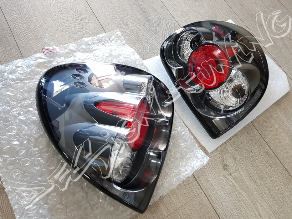 Чорні задні ліхтарі Chrysler Voyager, Dodge Caravan