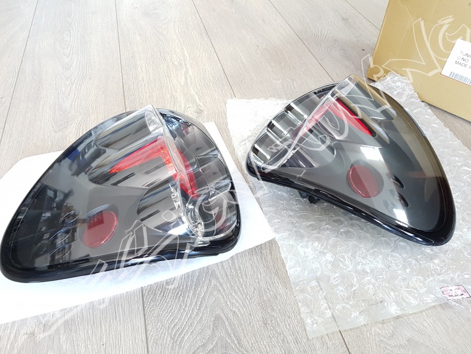 Чорні задні ліхтарі Chrysler Voyager, Dodge Caravan