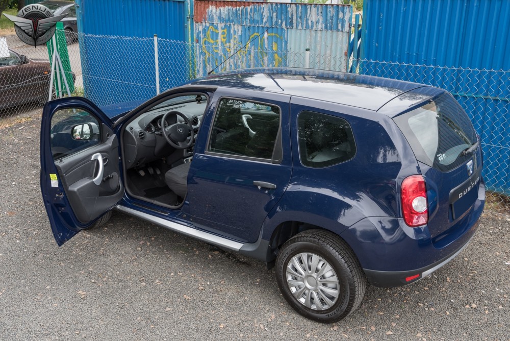 захисні накладки на пороги з написом Dacia Duster