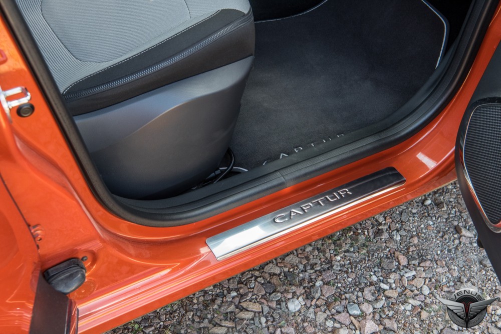 захисні накладки на пороги з написом Renault Captur
