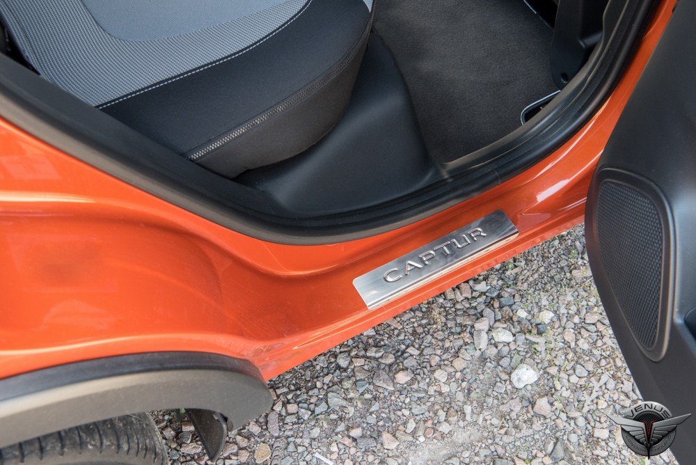 захисні накладки на пороги з написом Renault Captur