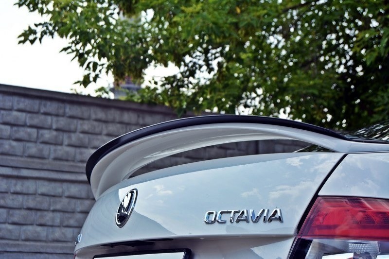 Накладка на спойлер багажника Skoda Octavia III версія RS Hatchback