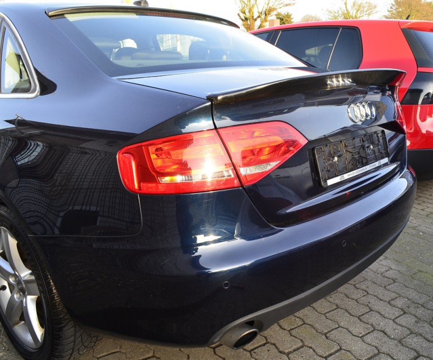 Спойлер багажника Audi A4 B8 витягнутий