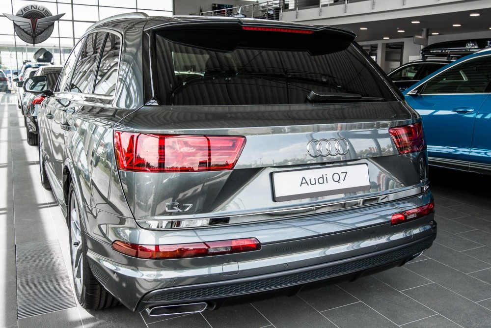 тюнінгова накладка на кришку багажника Audi Q7