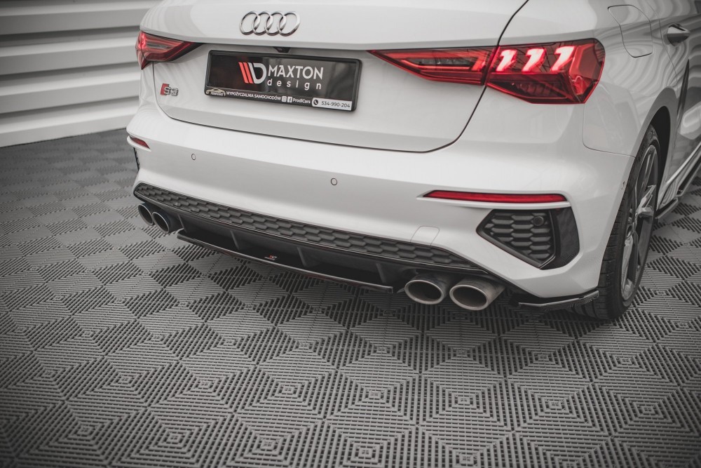 Центральна накладка заднього бампера Audi S3 Sportback 8Y