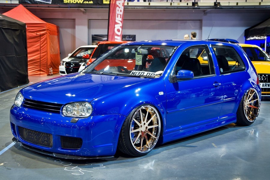 Тюнінгові пороги VW Golf IV у стилі R32
