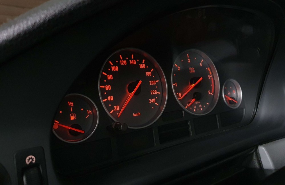 Шкали-замінники з миль на кілометри BMW E39 M5