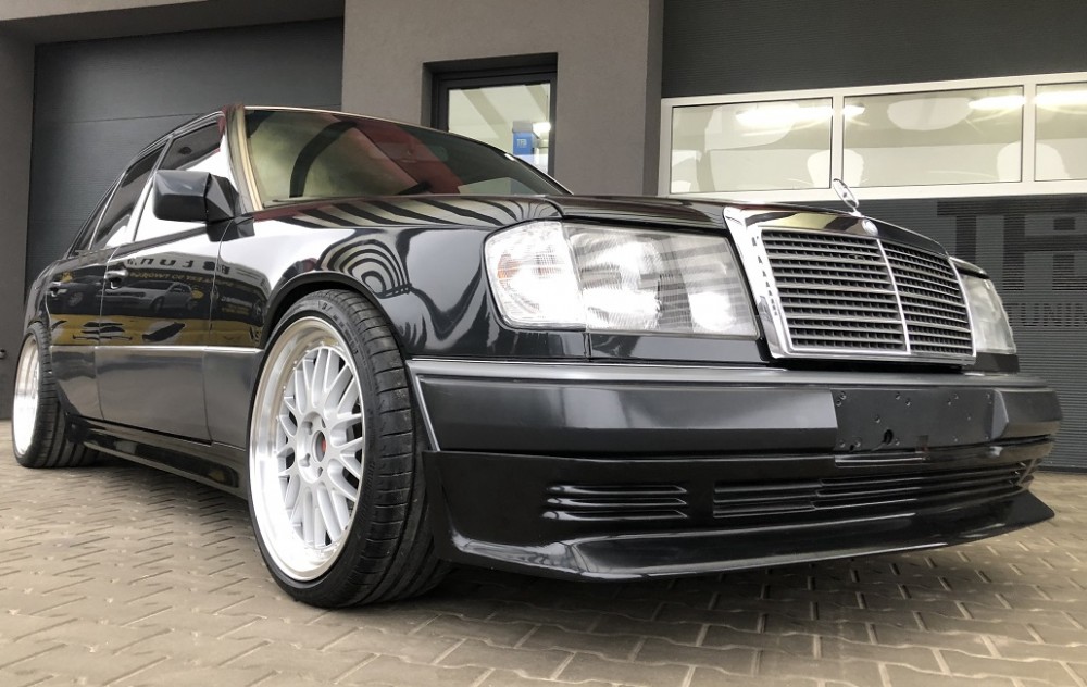 Тюнінгові накладки на пороги Mercedes W124