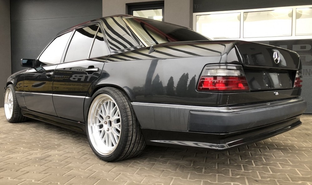 Накладка дифузор заднього бампера Mercedes W124
