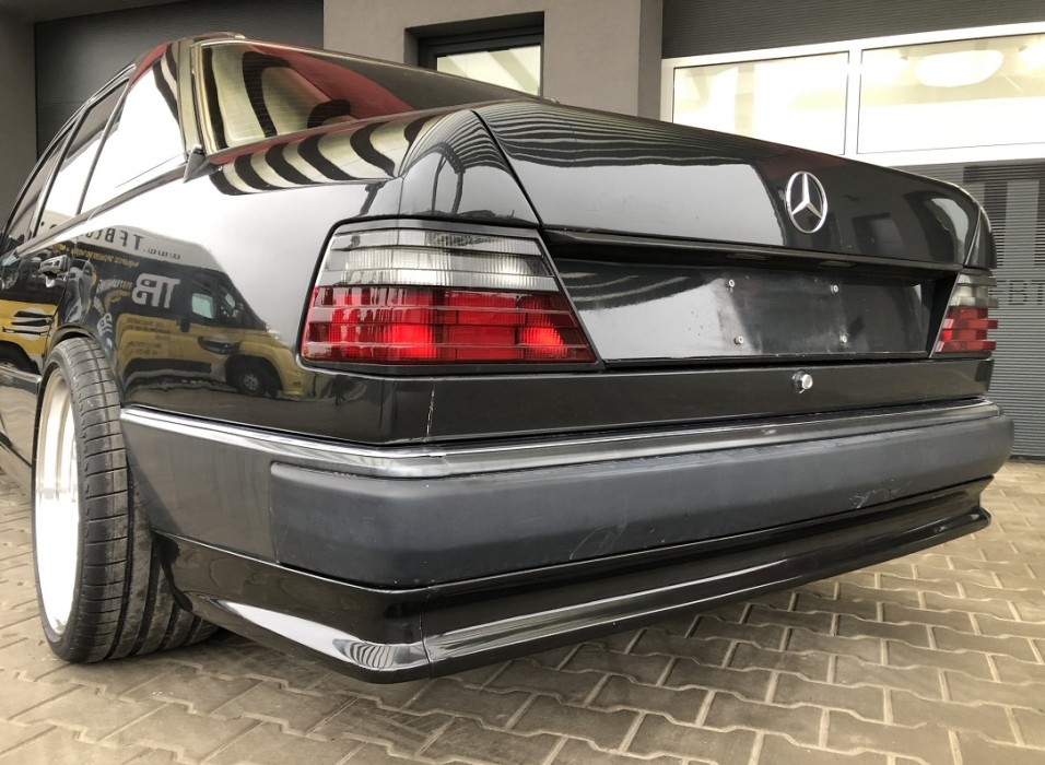 Накладка дифузор заднього бампера Mercedes W124