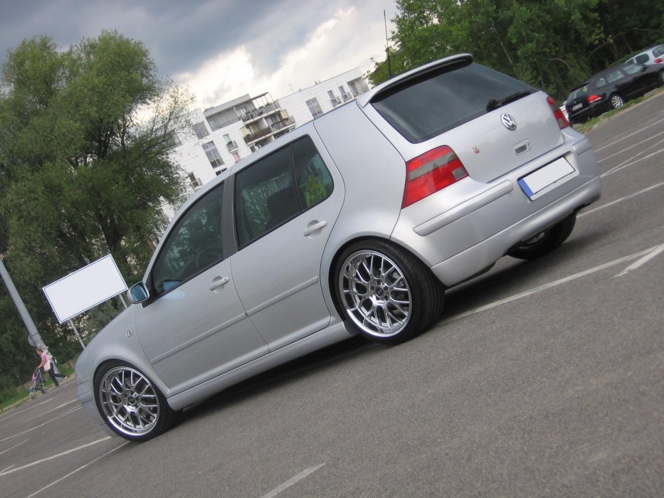 Накладка заднього бампера VW Golf 4 стиль Jubi без вирізу