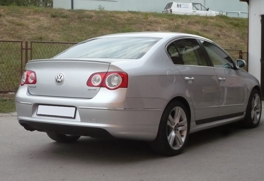 Накладка заднього бампера VW Passat B6 3C sedan стиль R-line