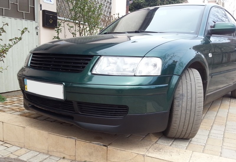Накладка переднього бампера VW Passat B5 (1996-2000).