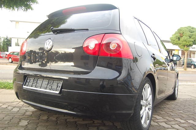 Нижня накладка на задній бампер VW Golf 5 без вирізу