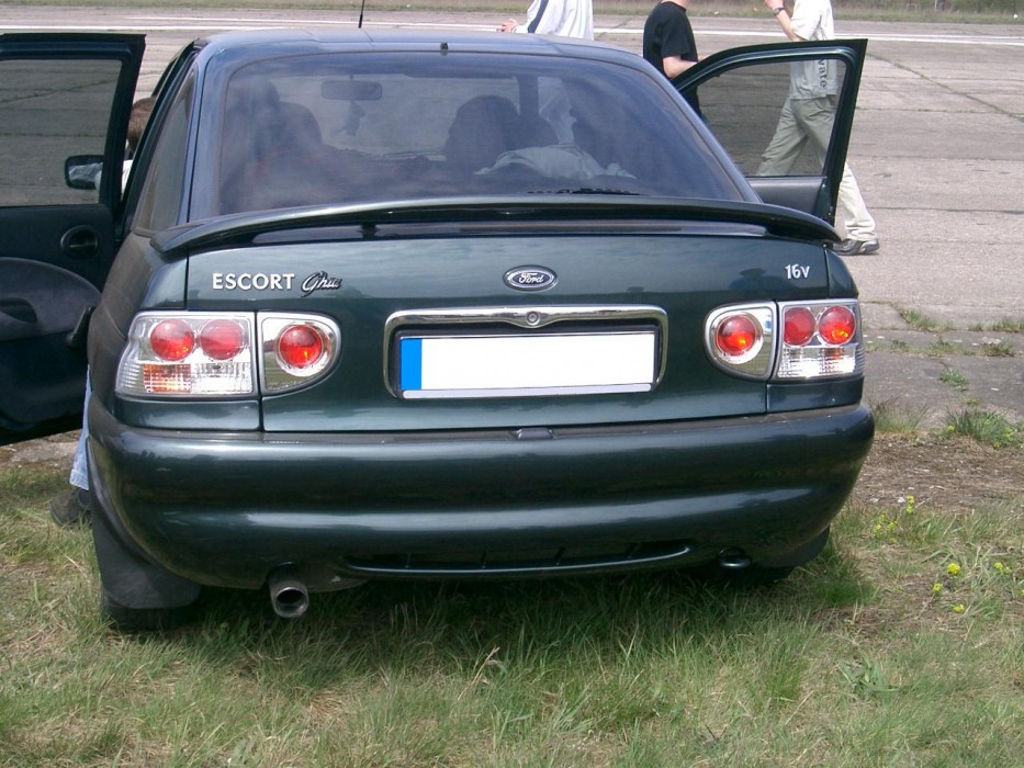 Спойлер кришки багажника Ford Escort mk6