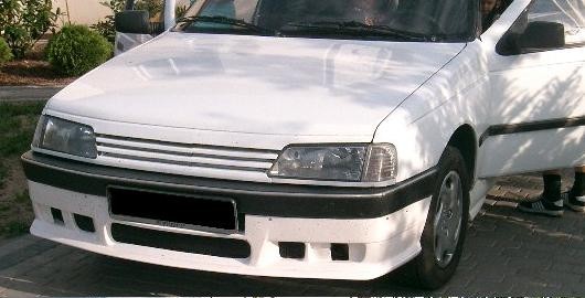 Накладка переднього бампера Peugeot 405