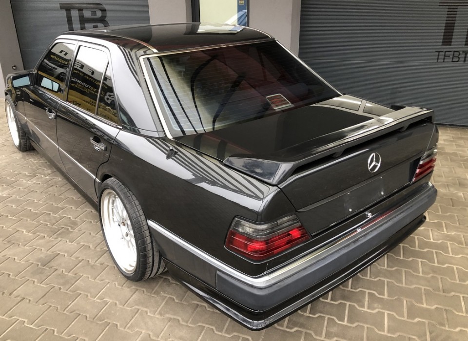 Спойлер кришки багажника Mercedes E W124
