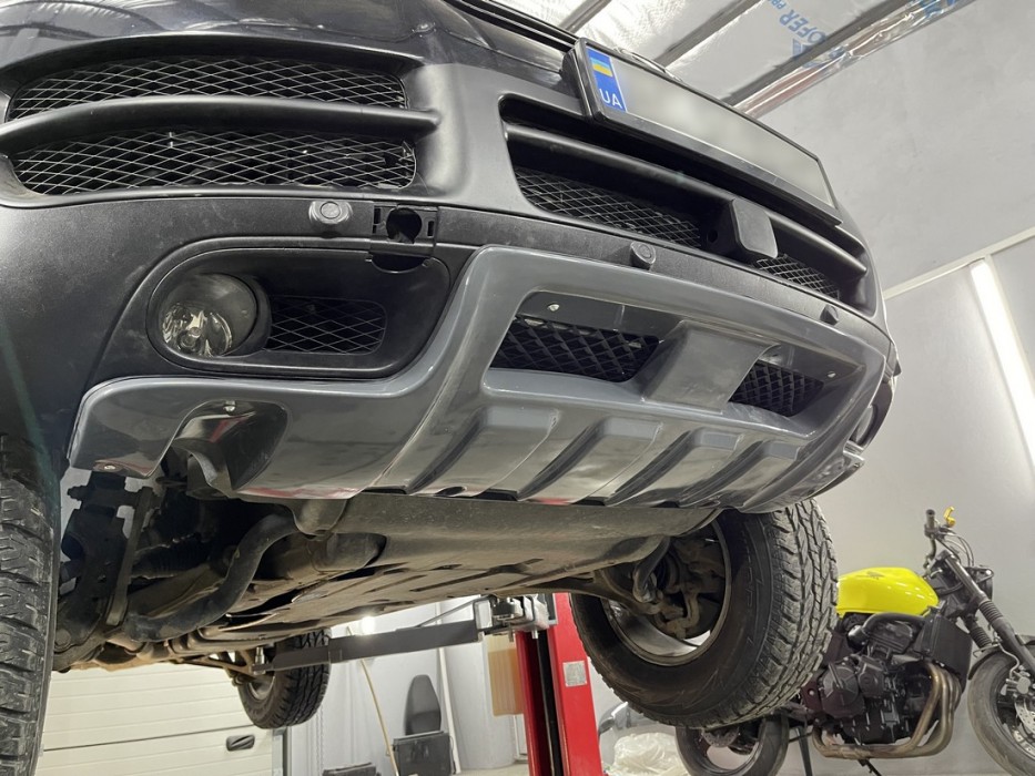 Накладка переднього бампера VW Touareg 7L стиль King-kong