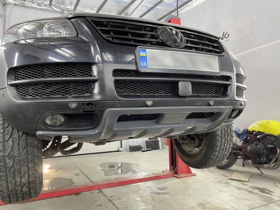 Накладка переднього бампера VW Touareg 7L стиль King-kong