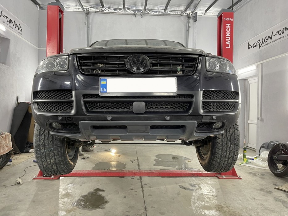 Накладка переднього бампера VW Touareg 7L стиль King-kong