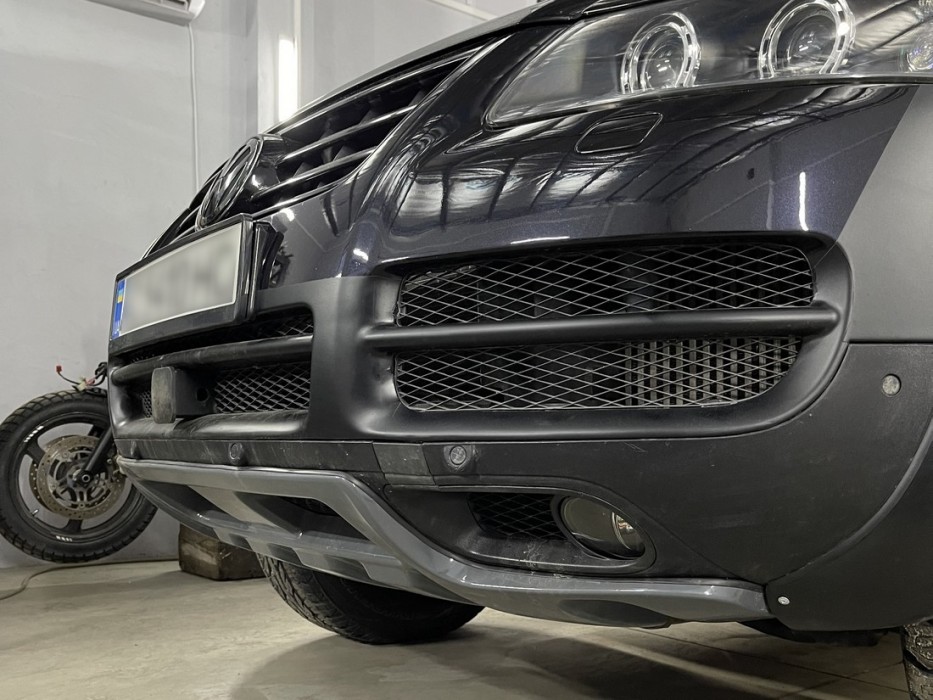 Накладка переднього бампера VW Touareg 7L стиль King-kong