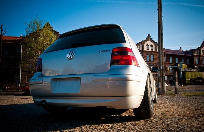 Накладка заднього бампера VW Golf 4 стиль Jubi з вирізом