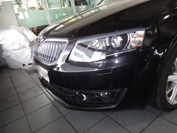 Накладки на передні фари Skoda Octavia III