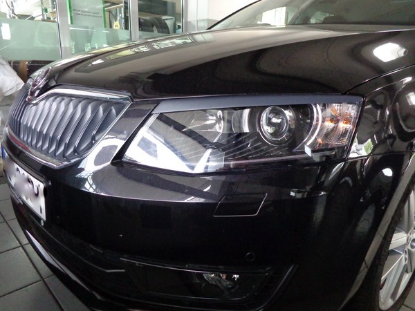 Накладки на передні фари Skoda Octavia III
