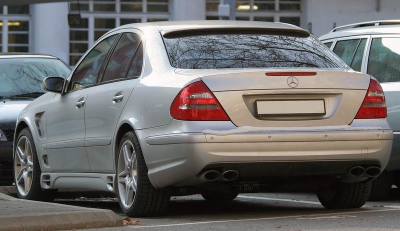 Спойлер бленди на заднє скло Mercedes W211
