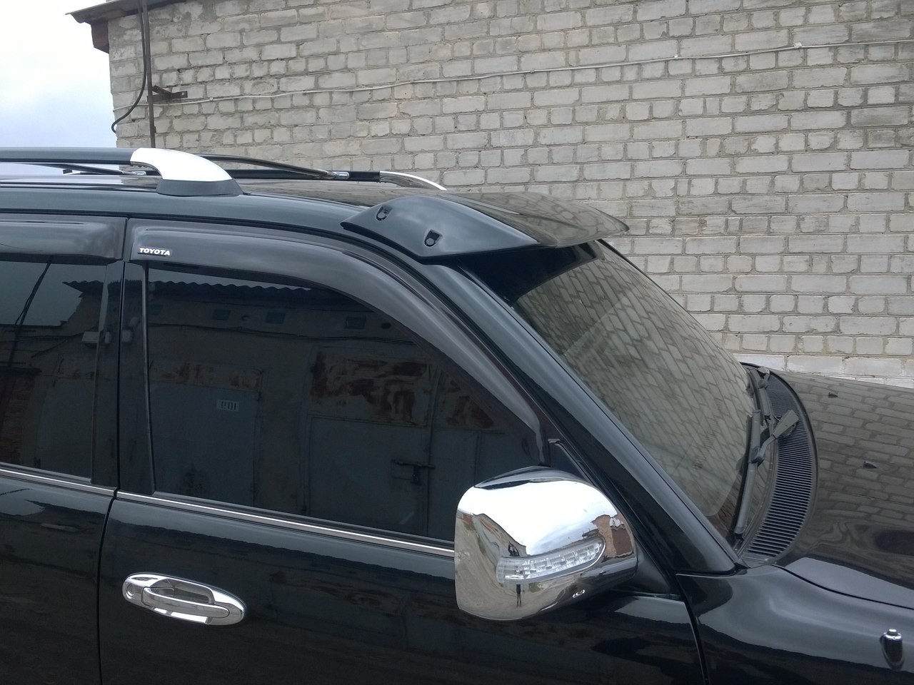Козирьок лобового скла Toyota Land Cruiser 100