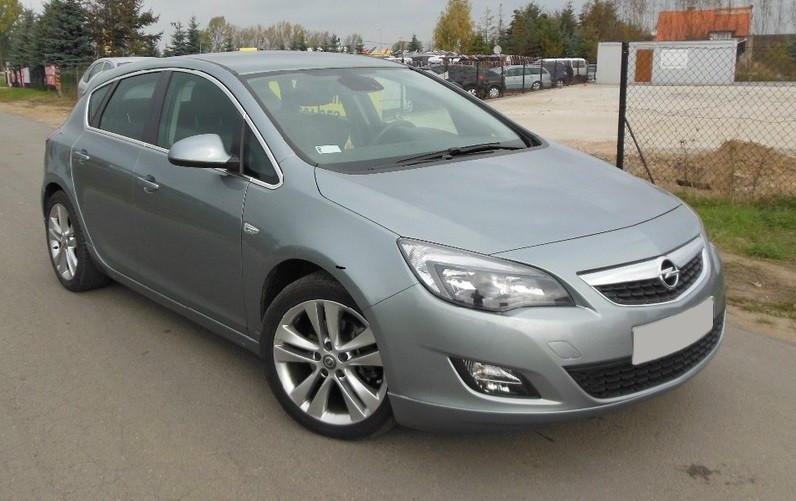 Накладка переднього бампера Opel Astra J в стилі OPC