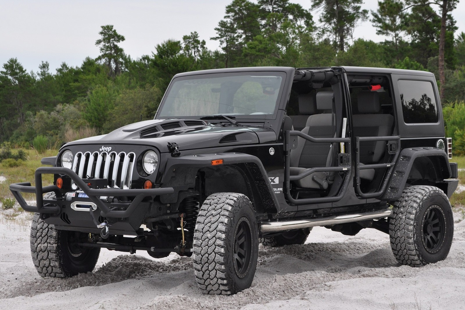 Капот на Jeep Wrangler