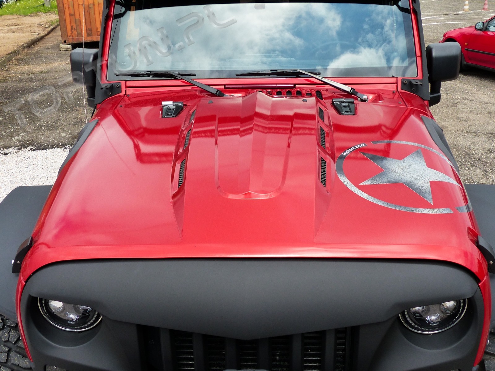 Капот на Jeep Wrangler