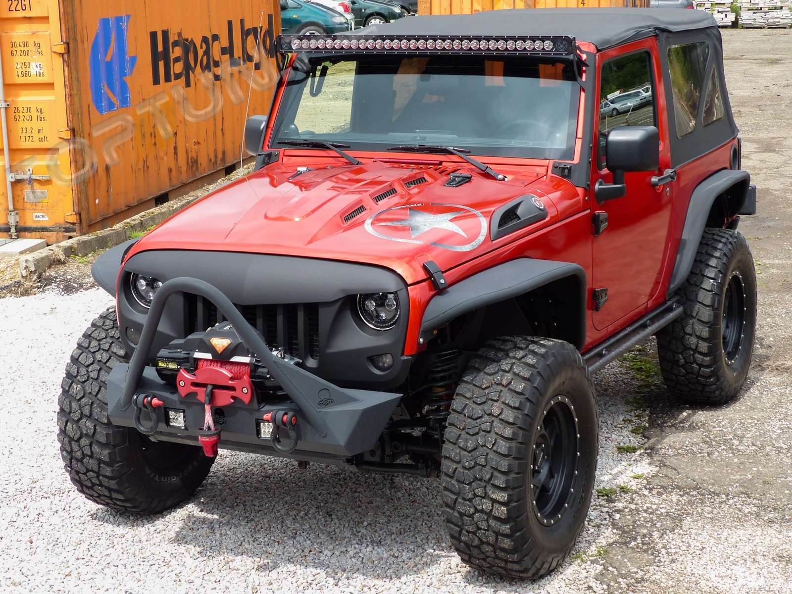 Капот на Jeep Wrangler