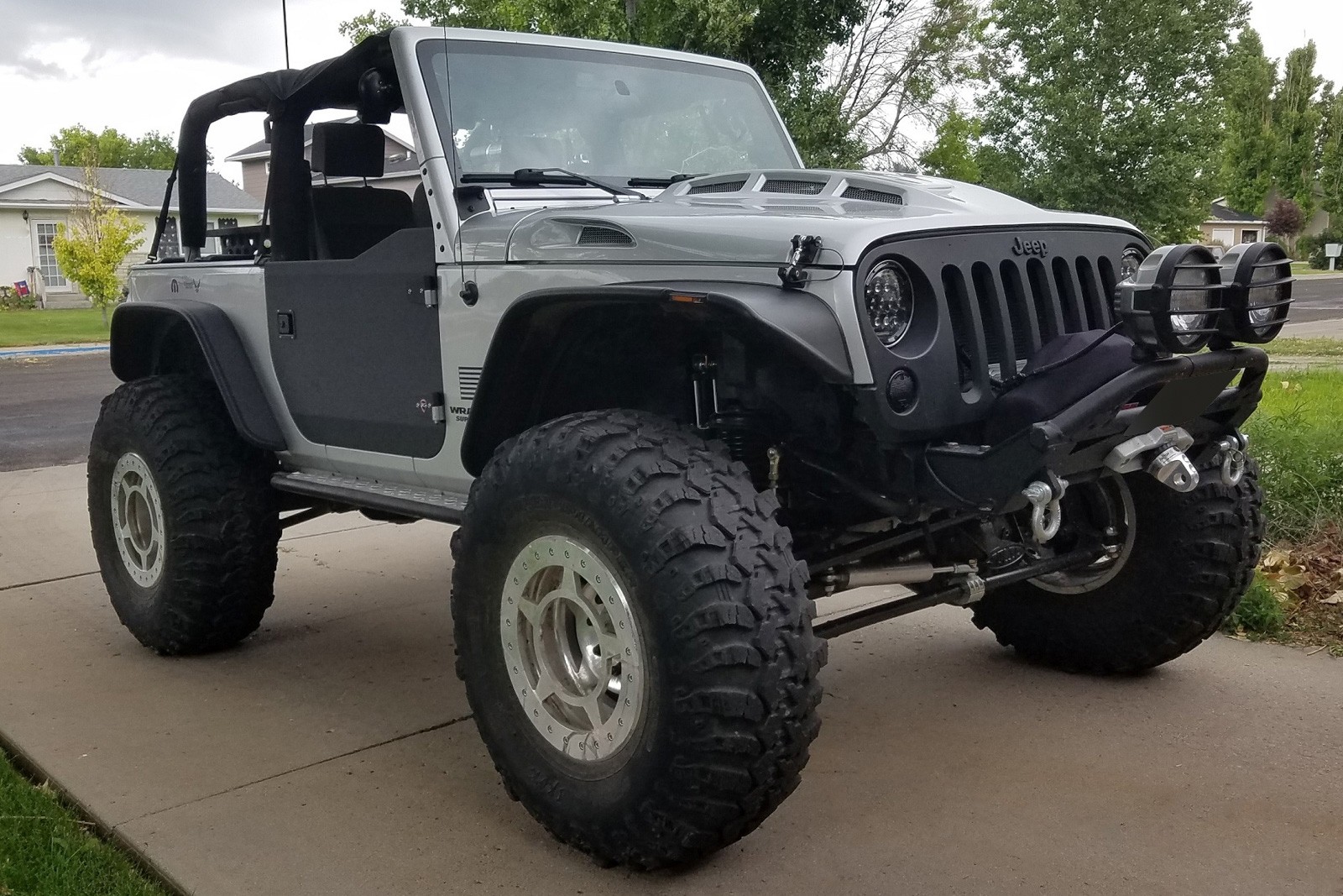 Капот на Jeep Wrangler