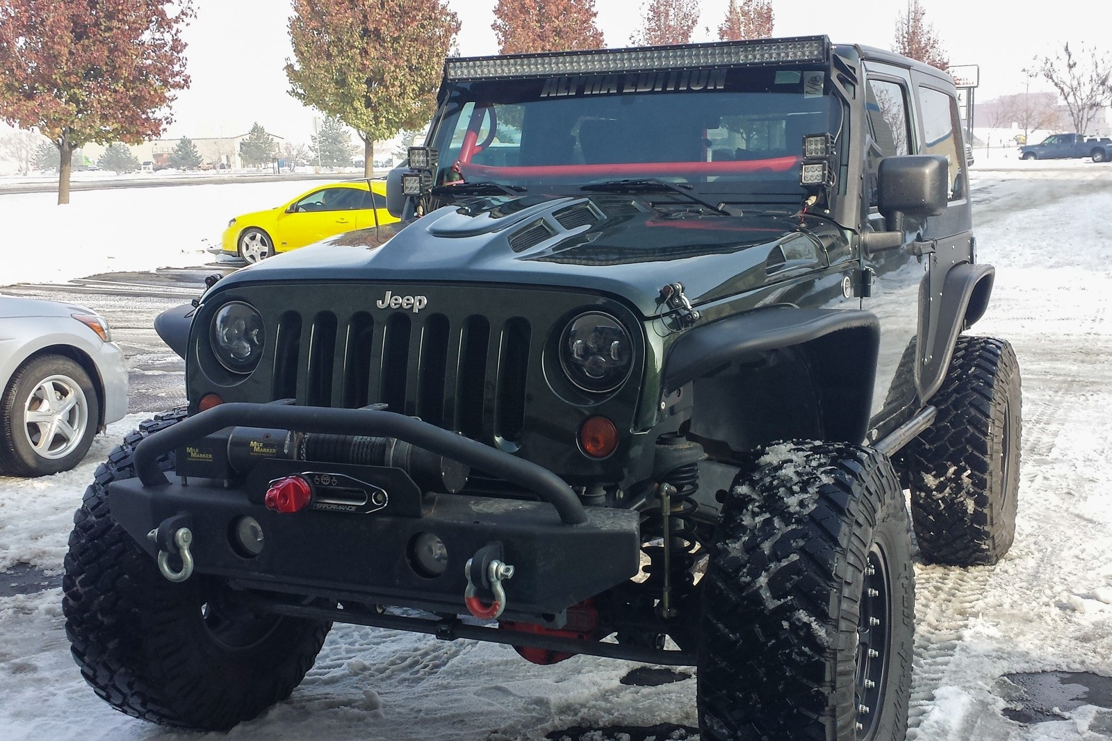 Капот на Jeep Wrangler