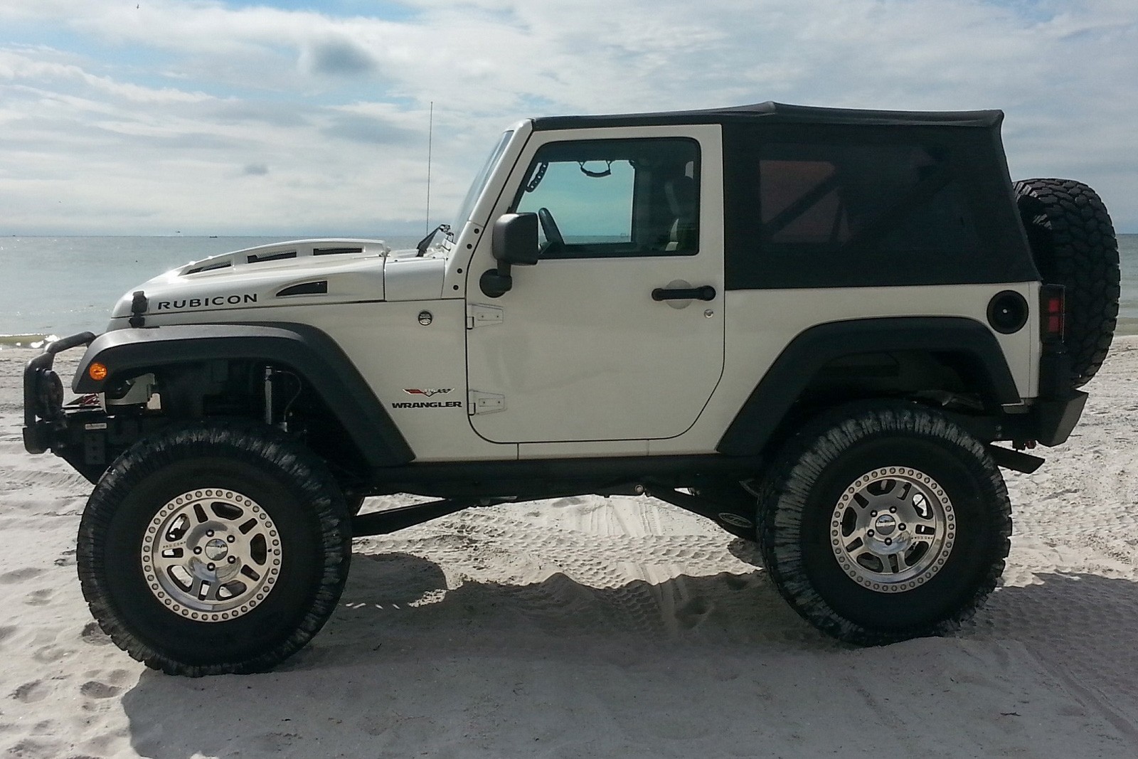 Капот на Jeep Wrangler