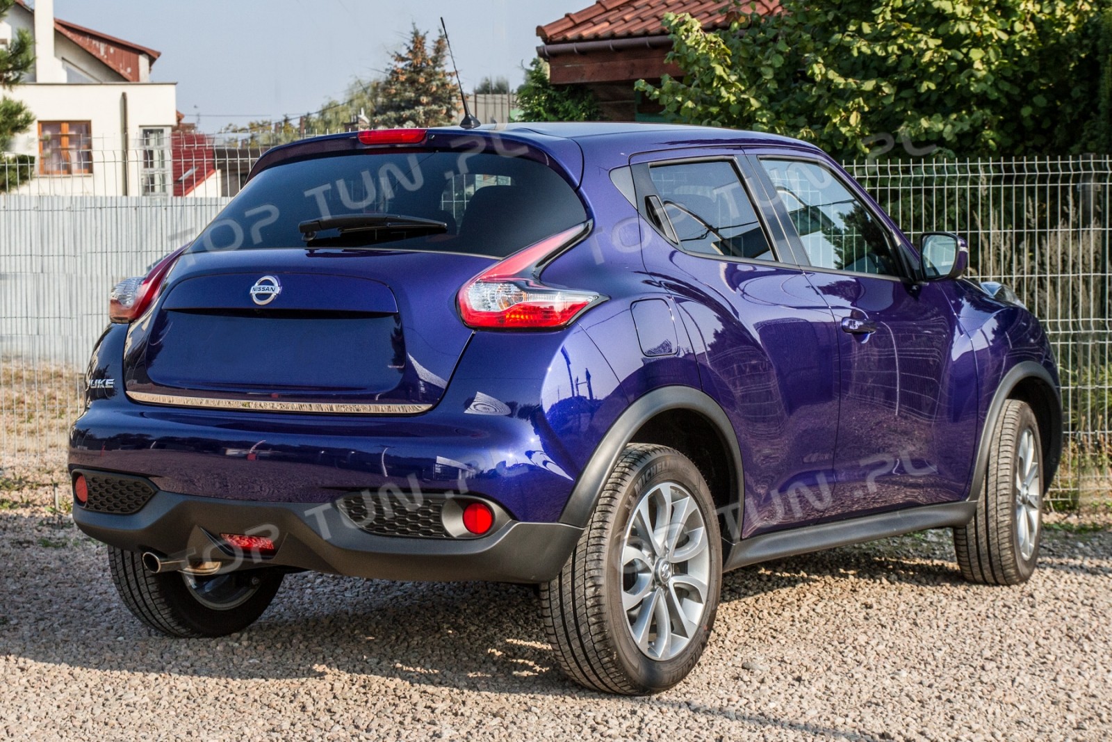 полірована накладка на кришку багажника Nissan Juke (нижня)