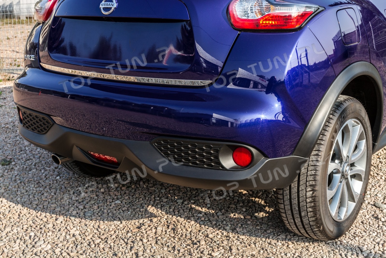полірована накладка на кришку багажника Nissan Juke (нижня)
