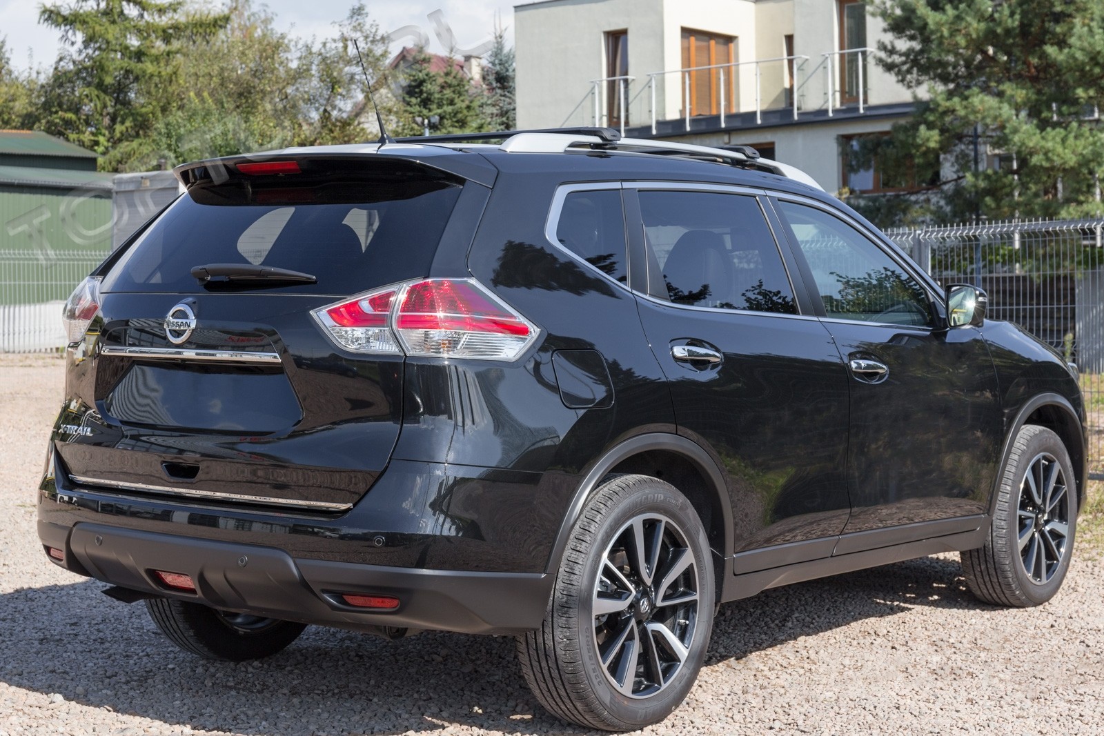 Накладка (ліства) на кришку багажника Nissan X-Trail