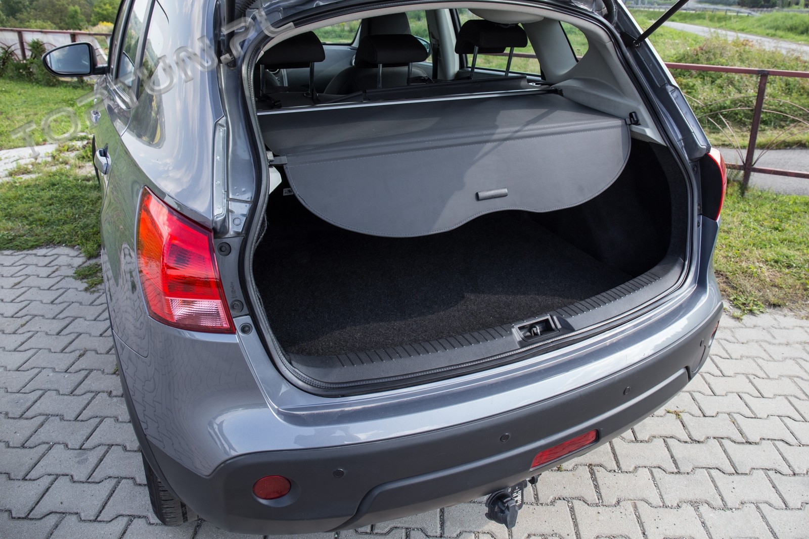шторка-полиця багажника Nissan Qashqai, чорна