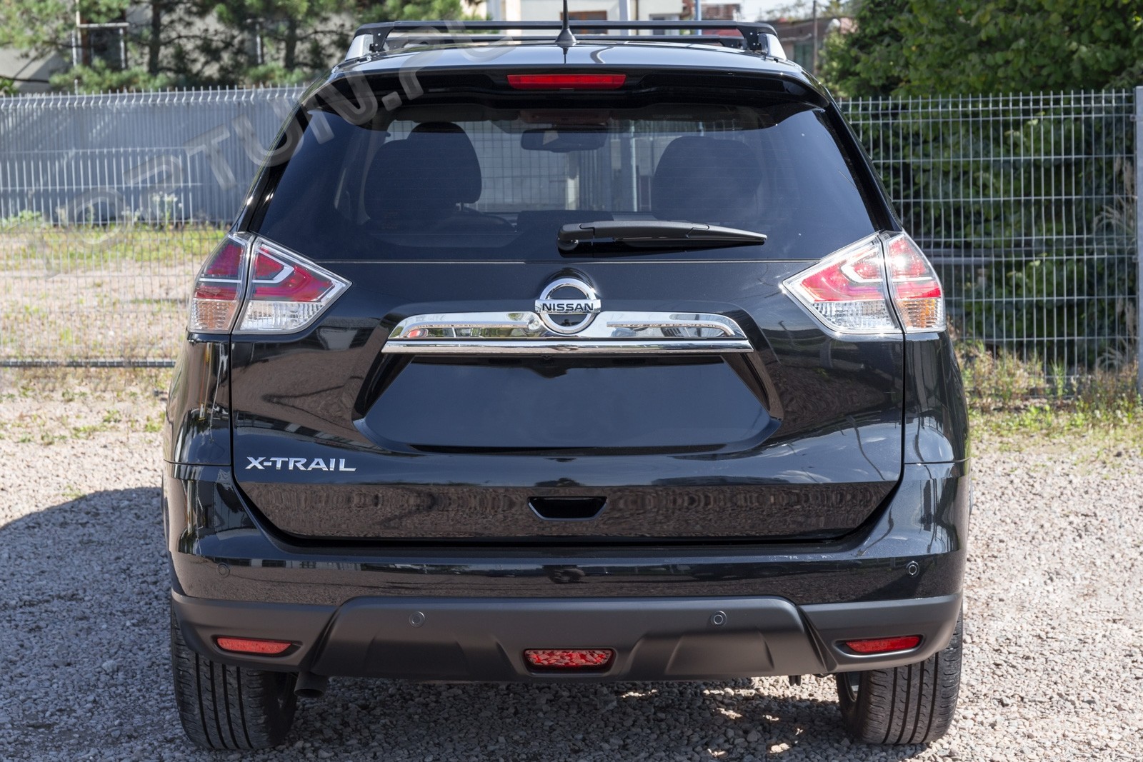 Накладка (ліства) на кришку багажника Nissan X-Trail з вирізом під знак