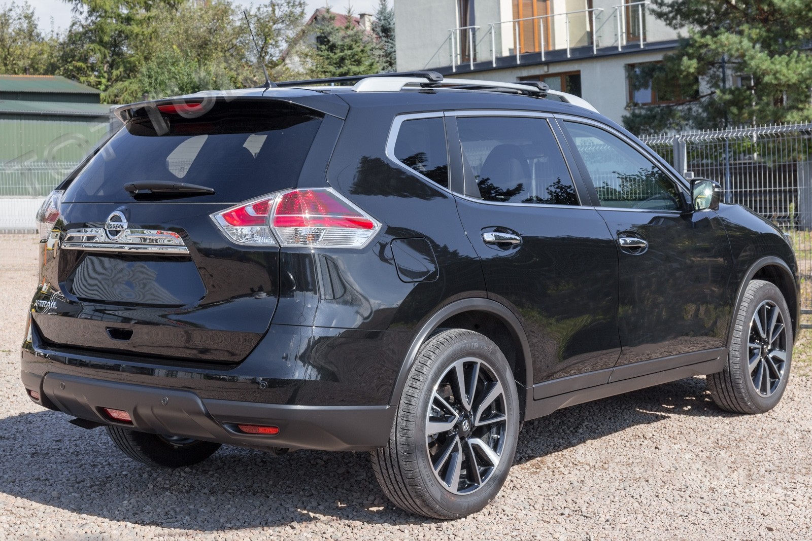Накладка (ліства) на кришку багажника Nissan X-Trail з вирізом під знак