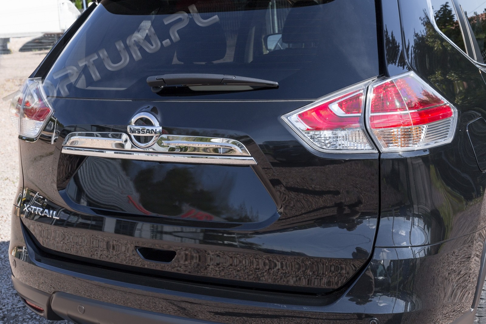 Накладка (ліства) на кришку багажника Nissan X-Trail з вирізом під знак