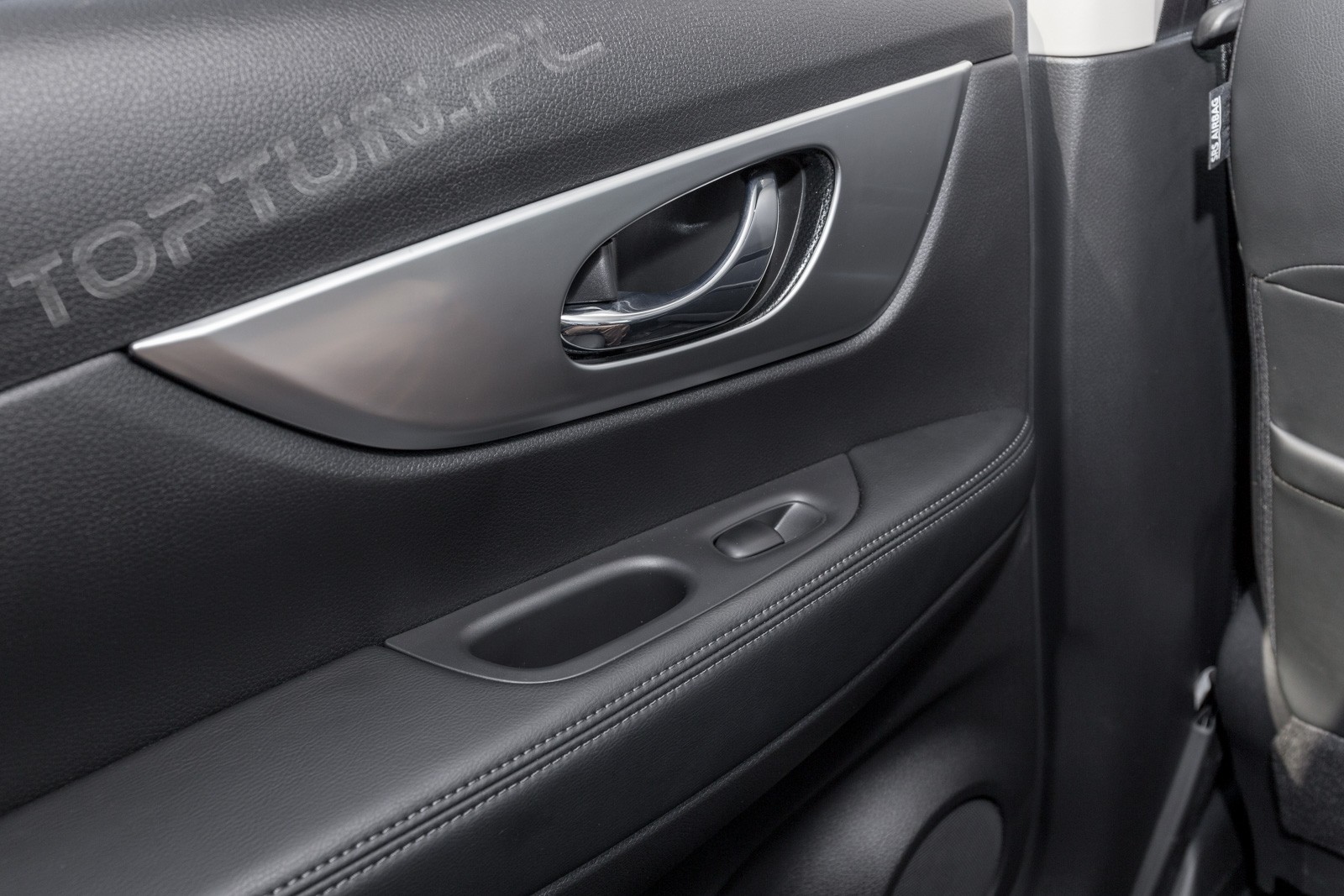 внутрішні накладки навколо ручок Nissan X-Trail